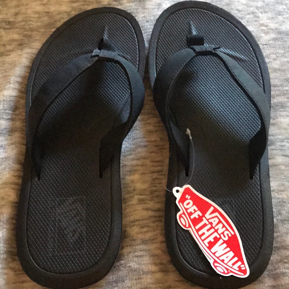 Brand new Vans flip flops in black!